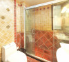 卫生间的小瓷砖拼贴是一大亮点，比起很多欧式设计中单调的卫生间，更显复古气息。