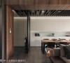 由玄关开始绵延至窗前的收纳柜体，宛如宣纸展开于空间中，让光影与生活于此创作。