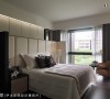 床头隔墙两侧折角将床铺独立于空间中心，留予后方的衣物收纳完整、开放的段落动线。