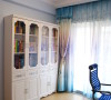 书房亦以蓝色墙面筑底，由于书柜、书桌椅等主要家具均为秀致精巧的款式，为了不让空间流于空洞，在冷色调的基础上，特意设立的玫瑰红软榻丰盈了颜色层次。