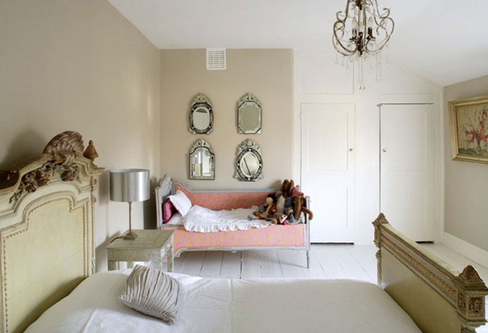简约 欧式 80后 白领 收纳 浪漫 温馨 卧室图片来自成都生活家装饰在158平米现代温馨北欧风格的分享