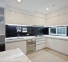 编织感的凹凸砖面铺陈厨房中段墙面，以方便清洁的材质响应时尚元素。