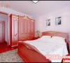 案例的卧室采用的风格较独特，展示了年代的气息！！