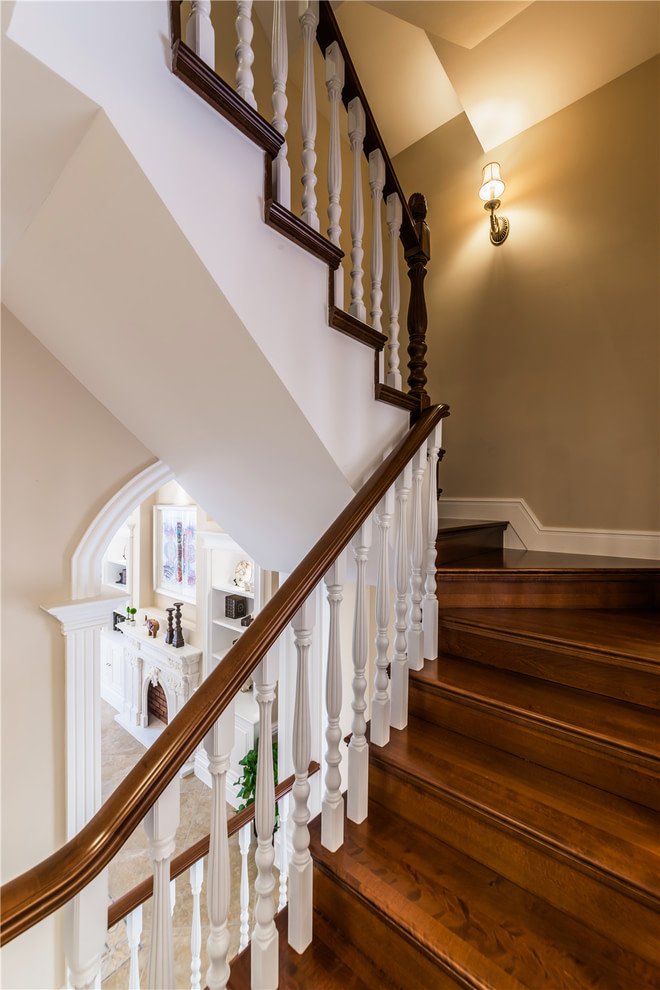 楼梯图片来自家装大管家在英式情调复式家 200平大气别墅的分享