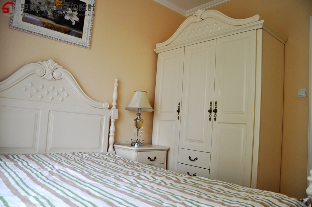 欧式 简约 三居 卧室图片来自思雨易居设计在【实景】金地仰山110平简约欧式的分享