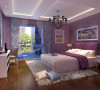 这间卧室为业主居住的房间。无需过多的装饰，白色的家具，紫色的配饰，黑色的水晶吊灯以及独特的。