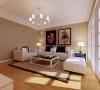 客厅在材料的运用中主要选择米白色、灰色、雅灰色，素色涂料搭配褐色地板，来营造素调现代的时尚、利索的气质。