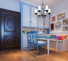 白蓝相间的橱柜，延续地中海简约纯净风格，简约至上。亮点：厨柜的色彩能刺激人的食欲，使人心情愉悦，使枯燥的厨房操作过程变得生动有趣。