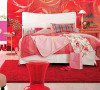 卧室床头那热情的玫瑰，装点这个春天最合适不过了。大胆采用大面积的火红墙纸，渲染喜庆气氛。