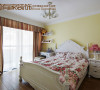 米黄色的卧室色调，注重细节完美的欧式田园风格，一眼看去，整个内心都被抚平了，床头略带绿意的小花为卧室增添了别样的情调。