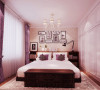 主卧室是最能体现业主身份品味的空间，设计师运用了与客厅的相同的色调，使得空间和谐统一。大气的家私，华丽温馨的壁纸饰面。使空间的氛围感浓厚，