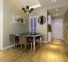 柔和的木地板，米黄色的墙漆，清新的花纹图案和吊顶上灯带的点缀，为业主营造了温馨舒适的家居环境。