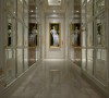 宛如「镜厅」的动人奢华，伫挂于廊道底端的仕女图，与空间优雅的氛围相互辉映。