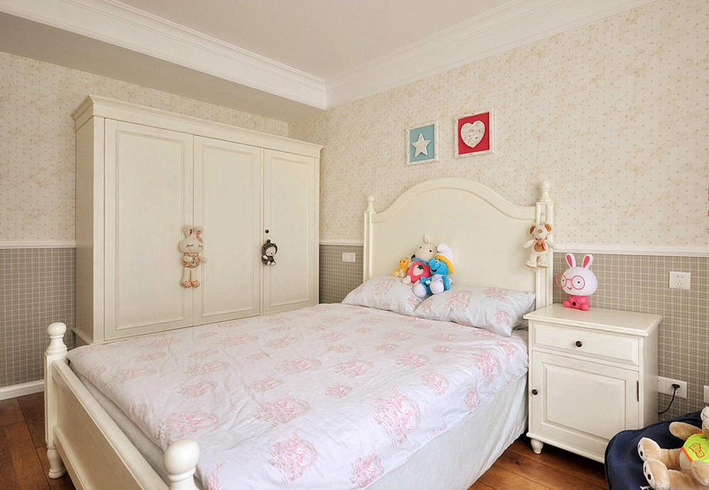 简约 欧式 三居 收纳 80后 小资 卧室图片来自成都生活家装饰在84平米温馨欧式三居室的分享