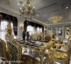 奢华绚丽的新古典家私，客餐空间中与精细的装饰语汇一气呵成，展现泱泱大宅的富贵大器。