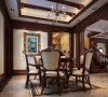 在美式风格中客厅作为待客区域，一般要求简洁明快，同时装修较其它空间要更明快光鲜，所以通常使用大量的石材和木饰面装饰。本案例简单干净的美式风格，让人眼前一亮。