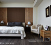 绷布的床头主墙，搭配两侧橡木节理的立面，营造彷佛国外小木屋的氛围。