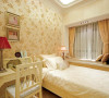 暖黄色的色调配上花纹的墙纸，使整个房间暖暖的，干净明亮。