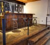 美式吧台搭配日式舊木頭地板 讓人在工作時可以輕鬆自在