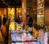 在酒吧区，覆盖着Label Dalbin绘制的龙图腾的无止尽屏风，在层次上展现出别样的亚洲风情。