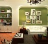 沙发墙采用挂画处理，在灯光下，营造出丰富的层次感，让人眼前一亮，且富有层次感，拉伸空间。