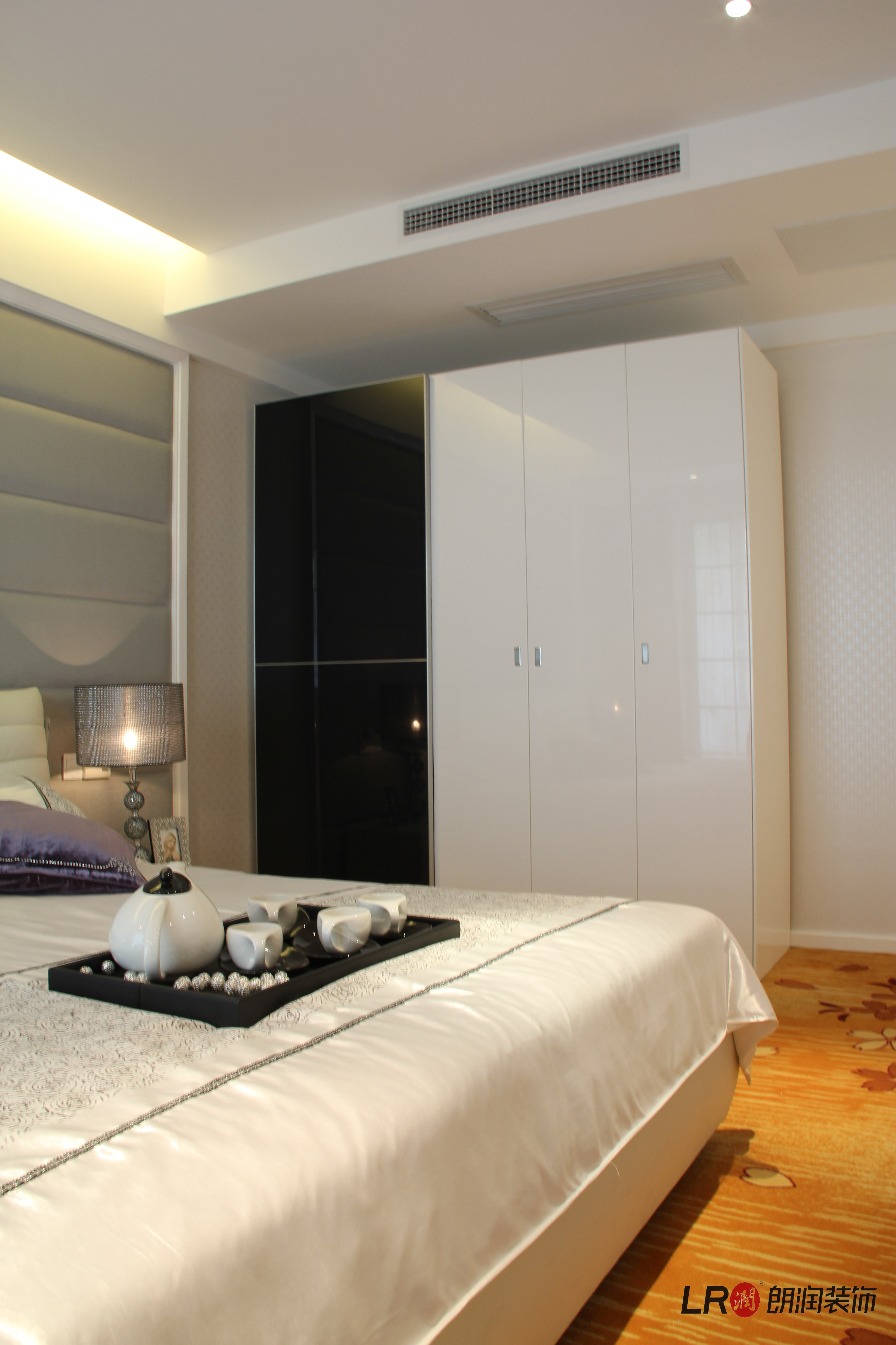 欧式 现代 简约 卧室图片来自朗润装饰工程有限公司在龙湖金楠天街—欧式现代，109m2的分享