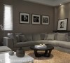极张力的黑白选色为屋主所期盼，设计者仅在沙发安定墙后方选以暖灰色加以平衡，在时尚表现之余带入生活温度。