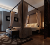次卧；中式古典有特色的大床配以古色古香的装饰陪一深色墙纸涂料营造出一种艺术御现代时尚结合的居住空间.
