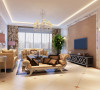 客厅实景图

设计说明：简欧风格以浅色为主深色为辅，清新的装修风格更适合中国人内敛的审美观念。金属制吊灯、精雕细琢的沙发造型，将欧式的经典体现的淋漓尽致。