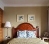 卧室作为整个家居的私密部分，其布置主要以功能性和使用舒适度为打造重点在软装和用色上相当统一，以温馨柔软的成套布艺进行装点。