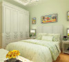 卧室是以休闲放松为主，所以采用的是淡绿色的乳胶漆，搭配清新的窗帘和被子，在以淡黄色地板调和处一种入户就会产生安逸舒适想入睡的感觉。