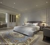 延续美式风格的卧室空间，以对称式语汇规划口字框的立面修饰，呈现安定舒适的卧眠氛围。