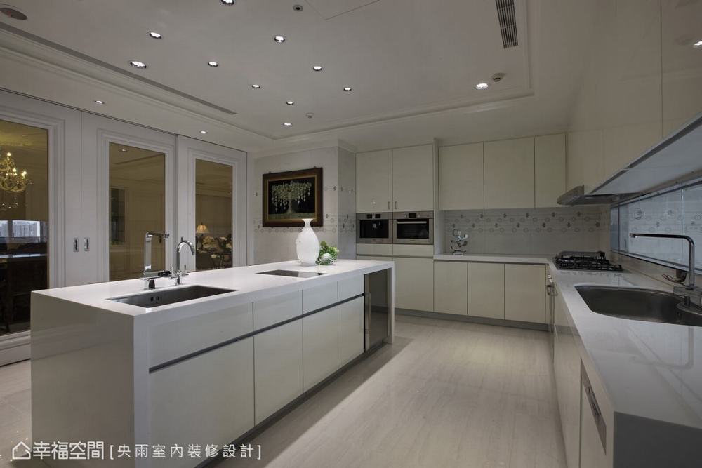 七居 美式 大坪数 厨房图片来自幸福空间在美式纯净 660平高贵优雅古典大宅的分享