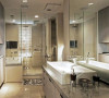明亮且干湿分离的卫浴空间，具备精品饭店同等级的质感，梳洗台面更使用大理石增添气韵。