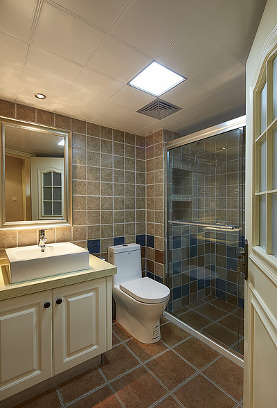 卫生间图片来自家装大管家在140平优雅美式3居 演绎温馨和谐的分享