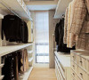 一字型的更衣室具备大量的收纳空间，开放的层板设计让摆放的衣物及收藏更一目了然。