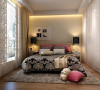 沙发浅色的布艺为主，配上深色的抱枕，颜色对比鲜明。坐起来舒适而不失美观，颜色均较清雅，更能体现出起居室整体简约、和谐。