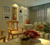 设计理念：客厅沙发背景用了点壁纸和整个家居相结合