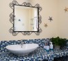 卫生间的整体设计上使用了大量的马赛克，很精美。墙面上的镜面设计显得浪漫、唯美。