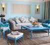 该方案的客厅的色调主要还是以地中海独有的色调蓝色为主，没有过多的造型设计，采用的是简单的条纹布艺沙发为软装搭配，以及带有印花感觉的地毯显得还是上档次。