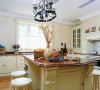 厨房：以浅色为主，半开放式的厨房，美式风格的搭配，浓厚的美式风格