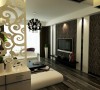 客厅的电视背景墙采用的是深色花纹壁纸和白色的石膏板相结合，时尚大气。