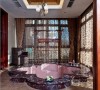 浴室的晾衣架仿制古代的放衣架，再加上独特花样的窗帘整个空间别墅装修更显高端大气、尊贵高雅。