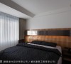 主卧空间于床头主墙运用实木、镀钛合金、间接光源，延续卧眠空间温润而时尚的休憩意趣。