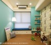 清爽且梦幻的Tiffany Blue与壁纸，为小女孩打造了童趣十足的游戏室，拥有置入双人床的余裕，仅施做卧榻保留空间使用弹性。
