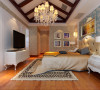 舒适典雅的主卧室整体以浅色调为主，精致的木梁斜顶及室内软装配饰展现无比细腻的贵族气质。