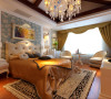舒适典雅的主卧室整体以浅色调为主，精致的木梁斜顶及室内软装配饰展现无比细腻的贵族气质。