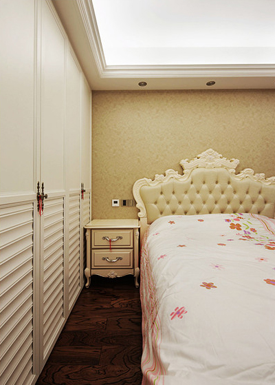 美式 卧室图片来自家装大管家在135平美式风3居 复古与潮流拼接的分享