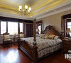 二三层卧室采用的是柔和的壁纸搭配深色的家具，镶边的深色窗帘作点缀，地面时胡桃木地板，顶面是金箔饰面，整体成熟稳重。