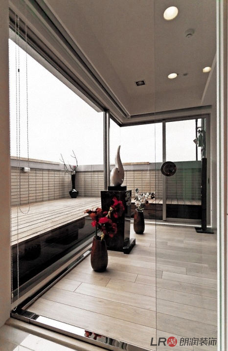 现代 简约 80后 白领 三居 温馨 阳台图片来自朗润装饰工程有限公司在傲城4号楼F2户型—现代的分享